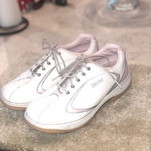 Women’s golf shoes